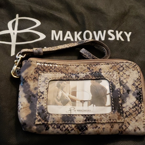 B Makowsky Soft Leather Cream and Snake Print - Picture 4 of 8